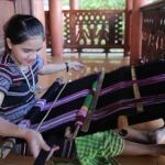 Mengapa Generasi Muda Tertarik Kembali ke Tenun, Tapi dengan Sentuhan DIY Modern? proses pembuatan kain tenun