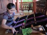proses pembuatan kain tenun
