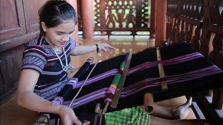 Mengapa Generasi Muda Tertarik Kembali ke Tenun, Tapi dengan Sentuhan DIY Modern?