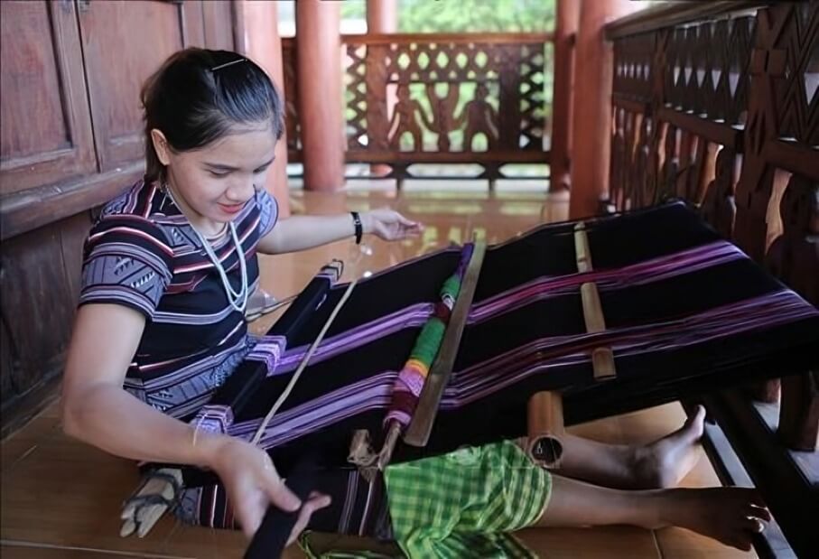 Mengapa Generasi Muda Tertarik Kembali ke Tenun, Tapi dengan Sentuhan DIY Modern?